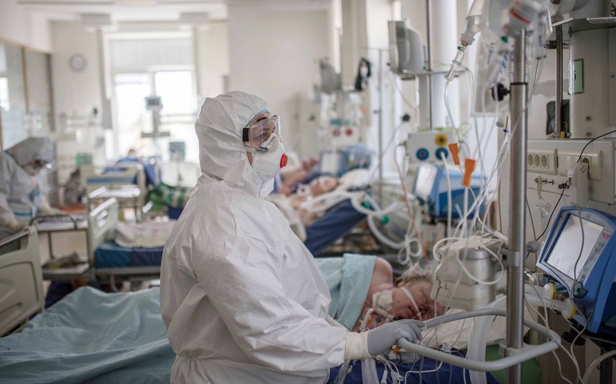 Các nhân viên y tế điều trị bệnh nhân Covid-19 trong phòng chăm sóc đặc biệt của Trung tâm nghiên cứu y học quốc gia về phẫu thuật tim mạch của Bộ Y tế Nga tại Moscow, Nga, ngày 2/5. (Nguồn: Sputnik)