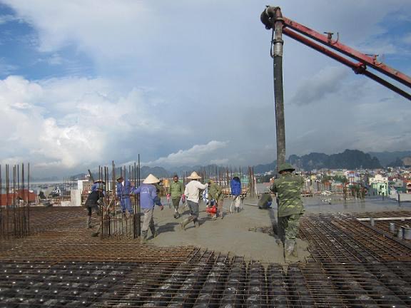 Công nhân Công ty CP Xây dựng và Phát triển Miền Đông thực hiện đổ bê tông chung cư cao tầng.