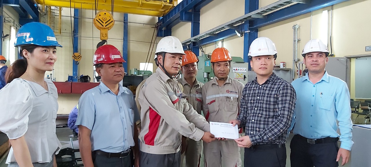 Lãnh đạo Công ty và Công đoàn Công ty CP Nhiệt điện Quảng Ninh thăm và tặng quà tổ đội xuất sắc.