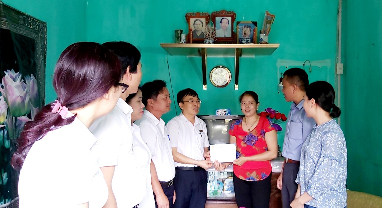 Lãnh đạo Công ty và Công đoàn thăm gia đình chị Trịnh Thị Huệ dịp Tháng Công nhân...