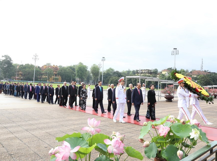 Đoàn đại biểu Ban Chấp hành Trung ương Đảng, Quốc hội, Chủ tịch nước, Chính phủ, Ủy ban Trung ương Mặt trận Tổ quốc Việt Nam đặt vòng hoa, vào Lăng viếng Chủ tịch Hồ Chí Minh.