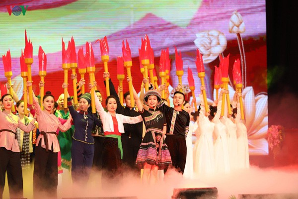 Chương trình văn nghệ chào mừng tại Lễ kỷ niệm 130 năm ngày sinh Chủ tịch Hồ Chí Minh
