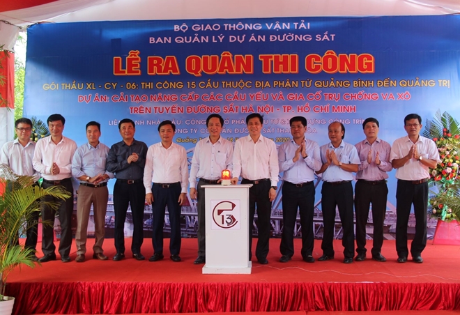 Thứ trưởng Bộ GTVT Nguyễn Ngọc Đông cùng các đại biểu phát lệnh thi công gói thầu 06.