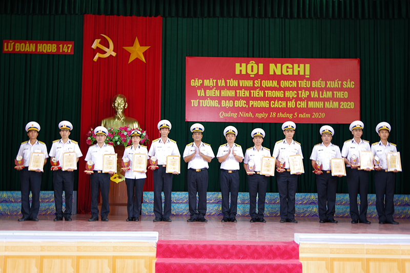 Thủ trưởng Lữ đoàn trao Chúng nhận và quà lưu niệm cho 10 cán bộ, đảng viên tiêu biểu, xuất sắc