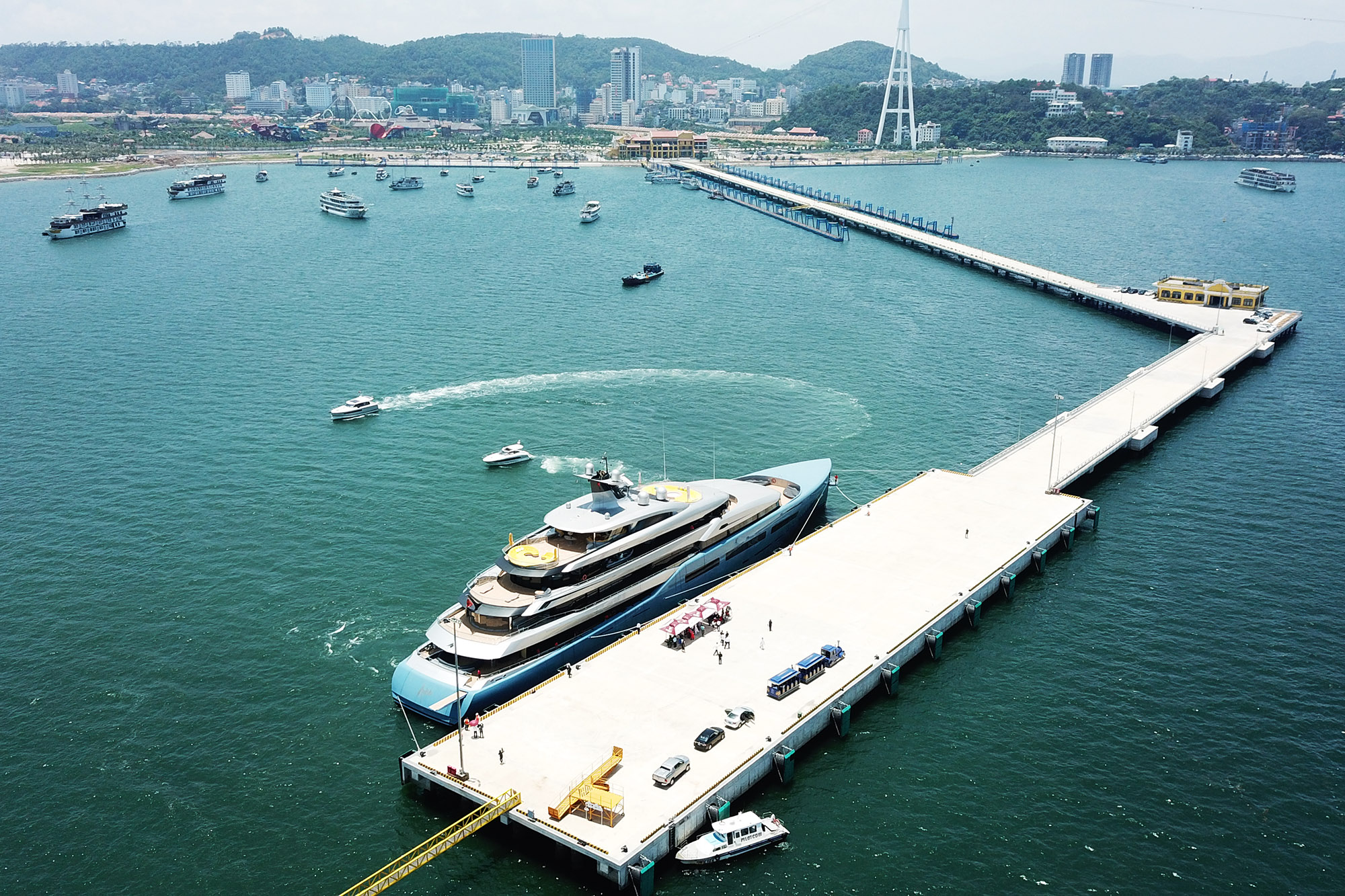 ảng tàu khách quốc tế Hòn Gai hiện là cảng tàu chuyên biệt duy nhất trong nước, đang khai thác các tuyến tàu biển quốc tế và tàu khách thủy nội địa tham quan Vịnh Hạ Long.