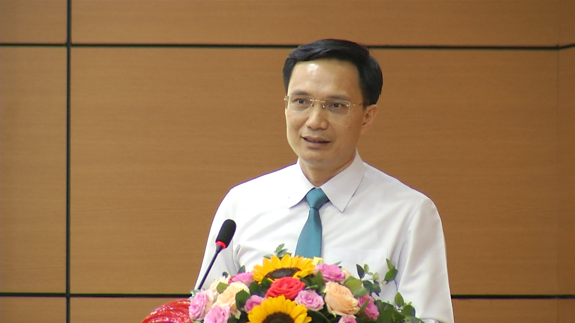 Đồng chí Nguyễn Mạnh Cường, Bí thư Đảng ủy Khối các cơ quan tỉnh phát biểu tại hội nghị