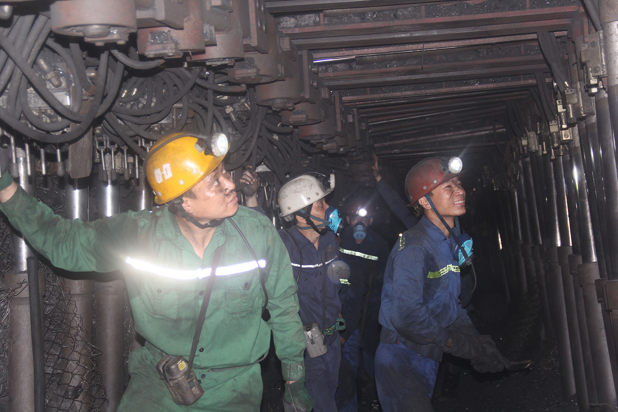 Thợ mỏ Quảng Ninh thi đua lao động sản xuất