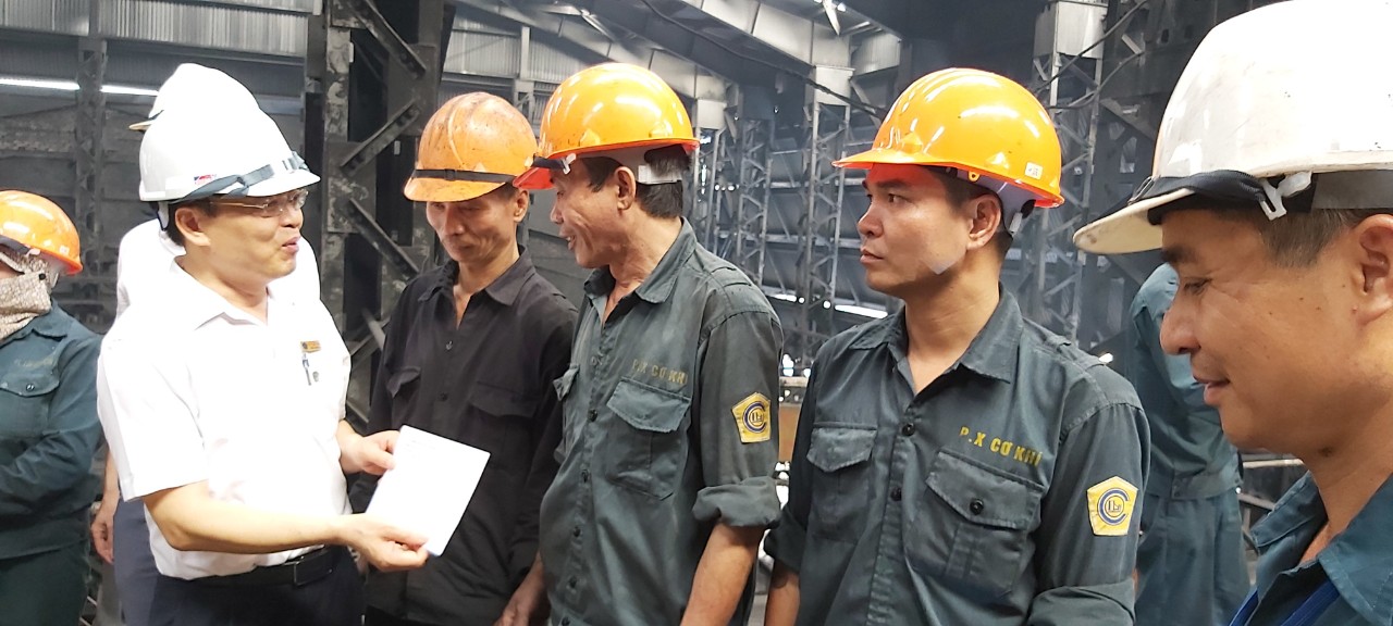 Ông Đỗ Văn Tăng, Chủ tịch Công đoàn Công ty Tuyển than Cửa Ông tặng quà công trình.
