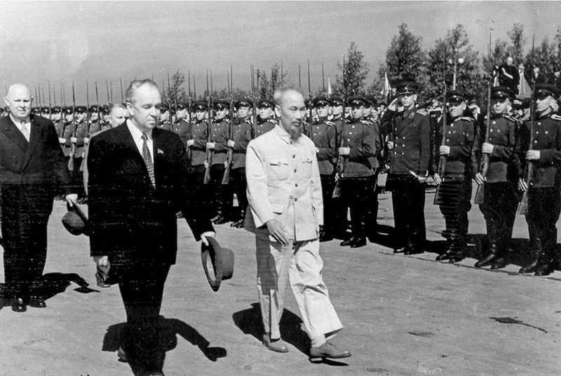 Chủ tịch Hồ Chí Minh duyệt đội danh dự Quân đội Liên Xô trong lễ đón đoàn đại biểu Chính phủ Việt Nam thăm chính thức Liên Xô ngày 12-7-1955. (Ảnh tư liệu)
