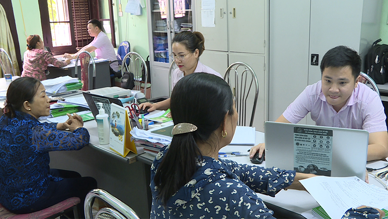Ngân hàng Chính sách xã hội TX Quảng Yên hướng dẫn các hộ dân thực hiện thủ tục trả nợ vốn vay về nhà ở.