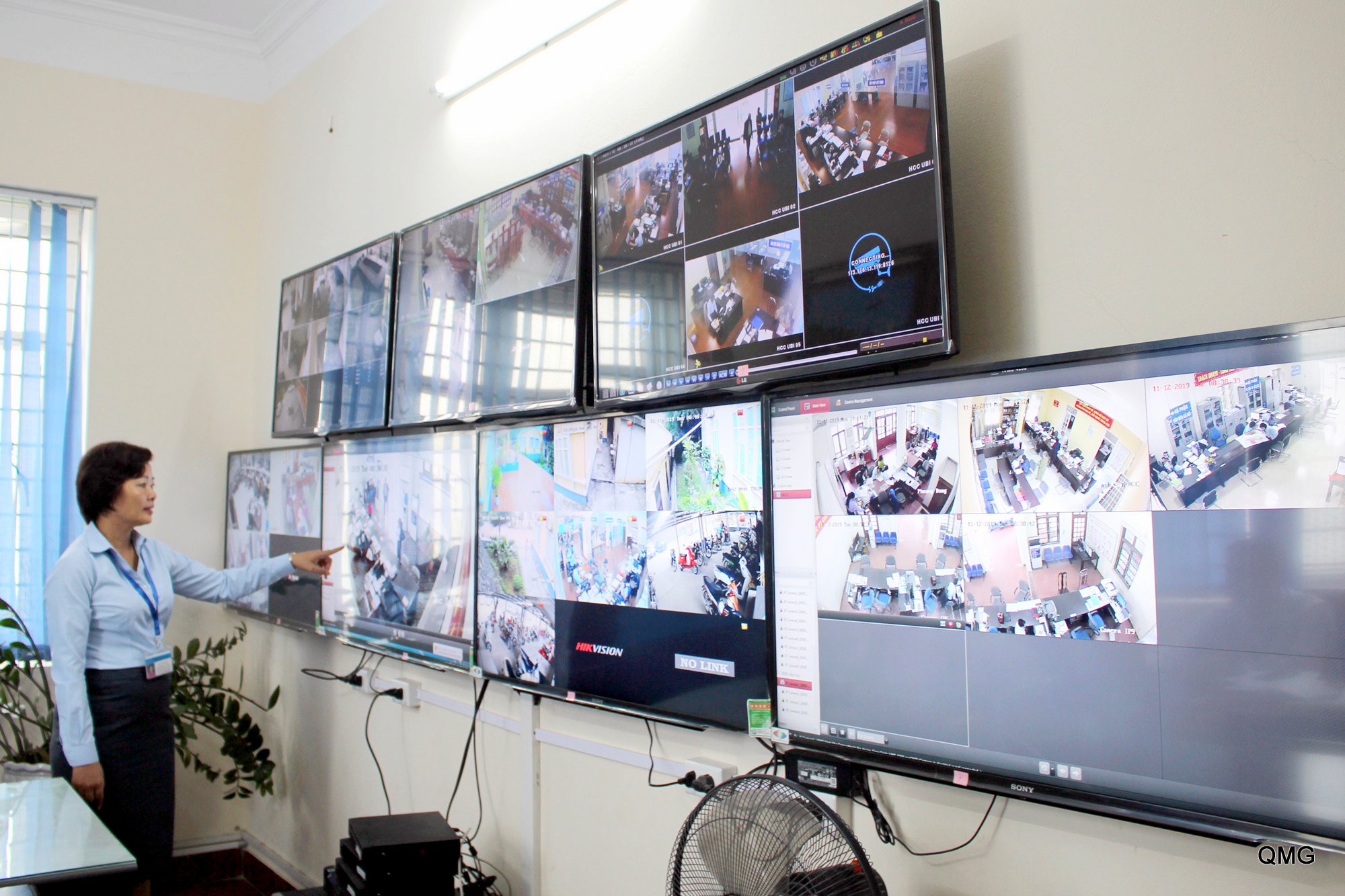 Hoạt động tại Trung tâm Hành chính công TP Uông Bí được giám sát qua hệ thống camera.