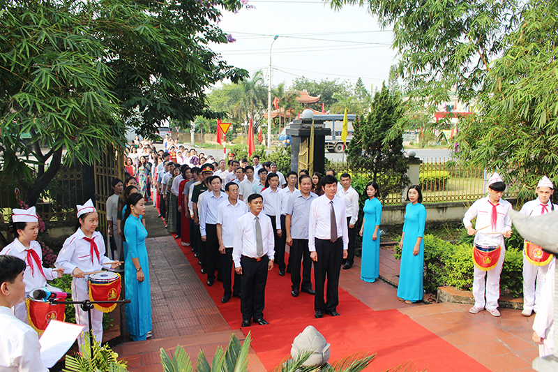 Đoàn đại biểu Đảng bộ, chính quyền và các tầng lớp nhân dân TX Đông Triều dâng hương tưởng niệm nhân kỷ niệm 130 năm Ngày sinh Chủ tịch Hồ Chí Minh.