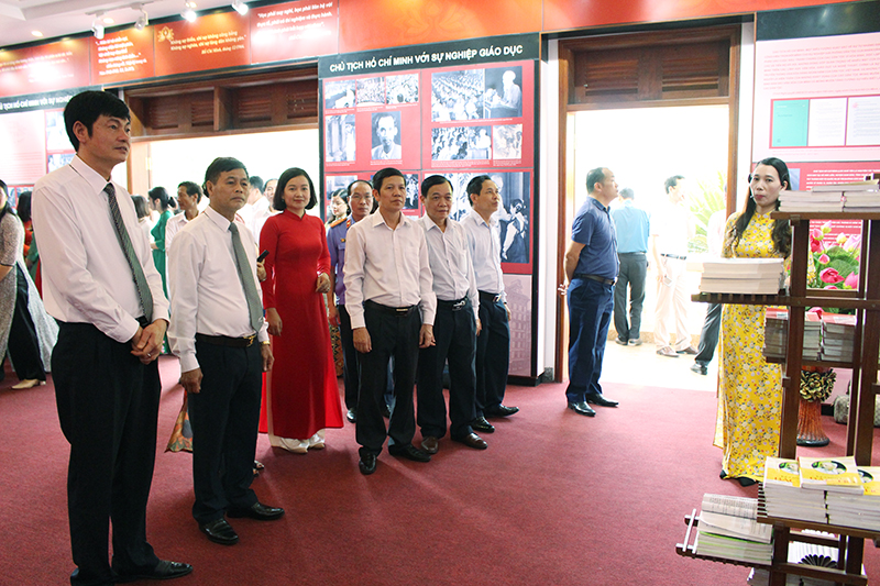 Các đại biểu cùng nhân dân và các em học sinh tham quan Nhà truyền thống và Khu di tích lịch sử lưu niệm Bác Hồ.