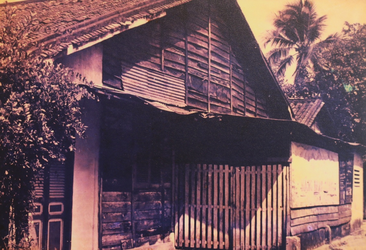 Căn nhà số 185/1, đường Dumortier, xóm cầu Rạch Bần (nay là đường Cô Bắc, quận 1), là nơi thanh niên Nguyễn Tất Thành đã ở vài ngày khi mới từ Phan Thiết vào Sài Gòn.