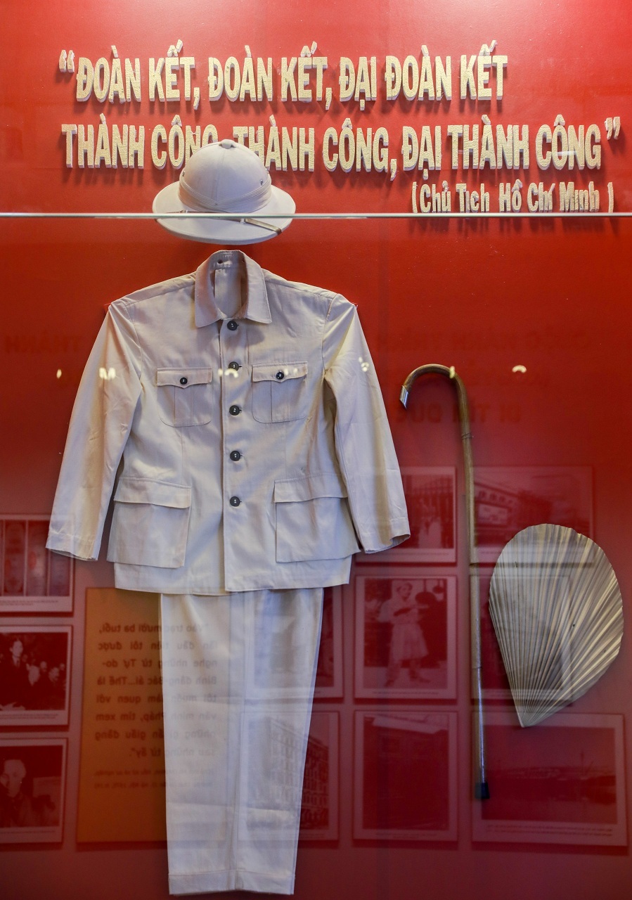 Bộ trang phục và dụng cụ cá nhân của Chủ tịch Hồ Chí Minh được phục chế lại để trưng bày cho khách tham quan.