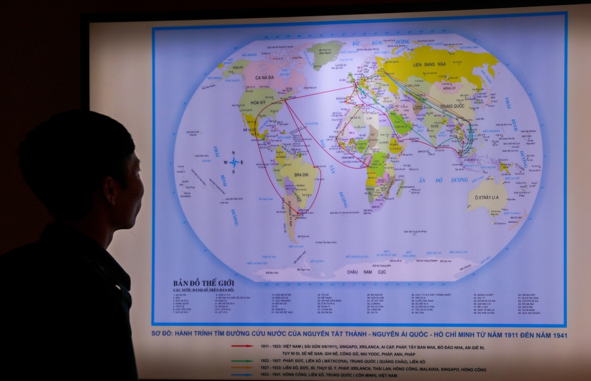 Bản đồ hành trình tìm đường cứu nước của Chủ tịch Hồ Chí Mình từ năm 1911 đến 1941. Từ Bến Nhà Rồng, thanh niên Nguyễn Tất Thành đã bôn ba qua nhiều quốc gia trên khắp thế giới.