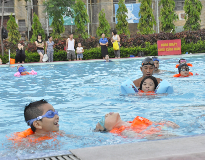 Lớp dạy bơi do Đoàn thanh niên phường Hồng Hải (Hạ Long) tổ chức trong dịp hè năm 2119