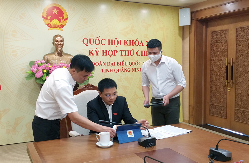 Bộ phận nghiệm vụ kiểm tra hệ thống thiết bị, đường truyền phục vụ họp trực tuyến của kỳ họp lần thứ 9, Quốc hội khoá XIV tại điểm cầu tỉnh Quảng Ninh. 