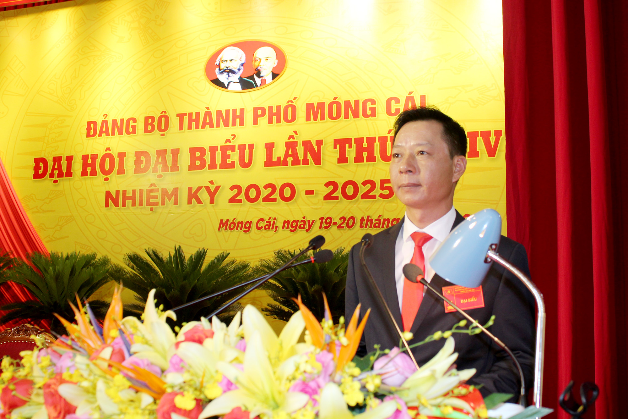 Đồng chí Lê Văn Ánh, Bí thư Thành ủy Móng Cái báo cáo chính trị tại đại hội.
