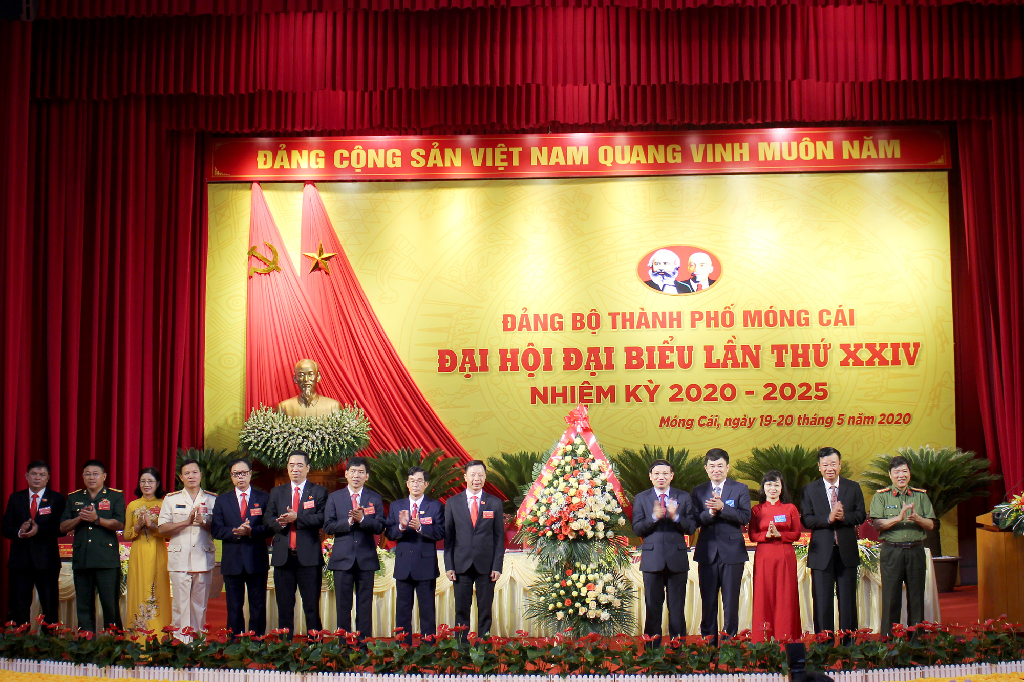 Các đồng chí lãnh đạo tỉnh tặng hoa chúc mừng Đại hội Đảng bộ TP Móng Cái.