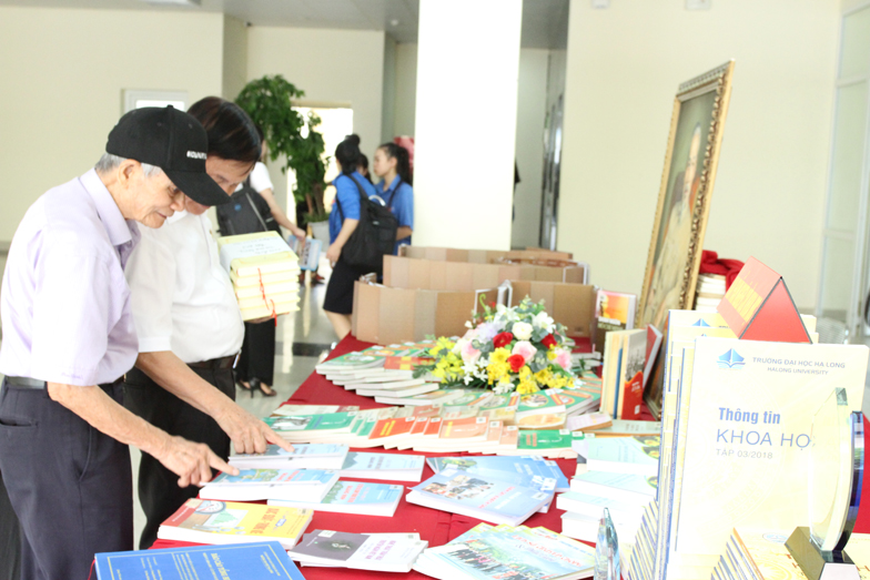 Trường Đại học Hạ Long trưng bày sách về Chủ tịch Hồ Chí Minh.