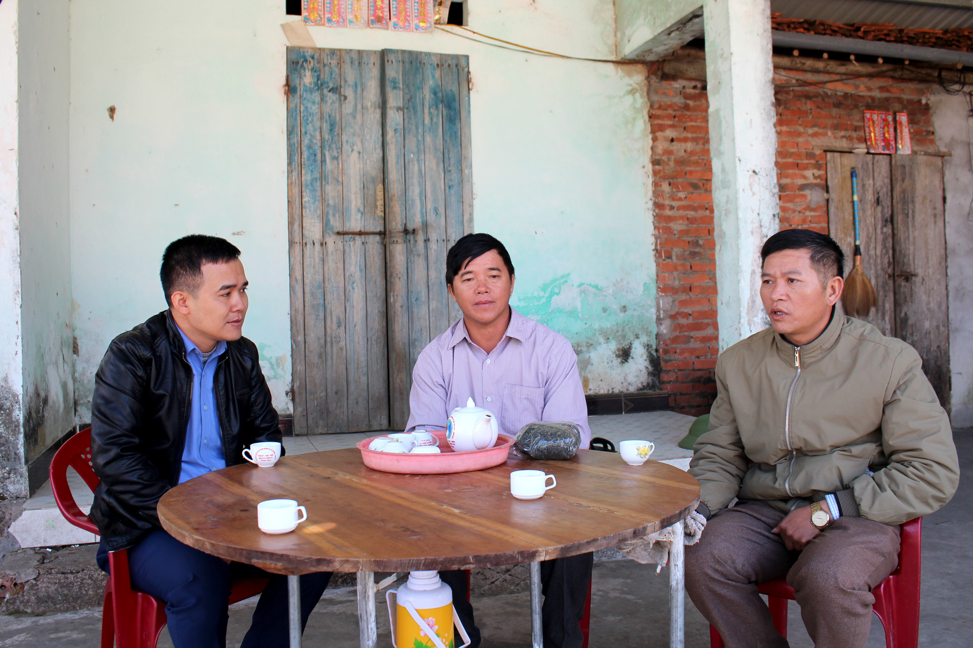 Lãnh đạo xã Hải Sơn (TP Móng Cái nắm bắt tình hình nhân dân thôn Thán Phúc Xã qua các đồng chí cán bộ thôn, tháng 12/2019.