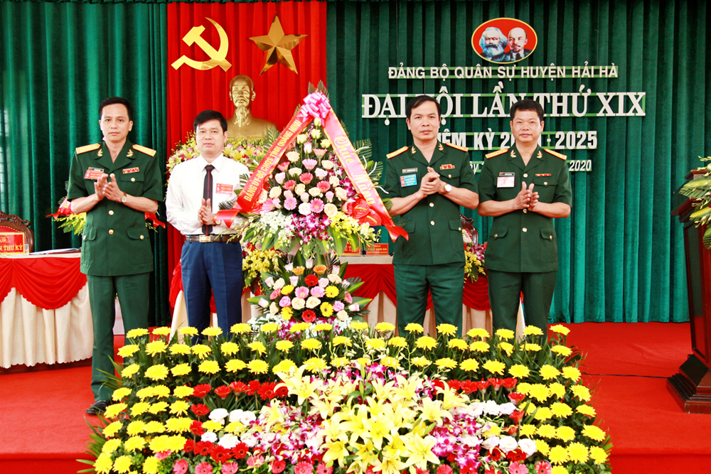 Đại tá Nguyễn Quang Hiến, Phó Bí thư Đảng ủy Quân sự tỉnh, Chính ủy Bộ CHQS tỉnh tặng hoa chúc mừng Đại hội.