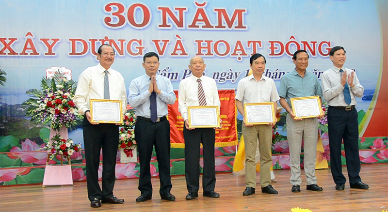 Các đồng chí lãnh đạo TP Cẩm Phả trao tặng danh hiệu Doanh nhân tài trợ tấm lòng vàng cho các doanh nhân tiêu biểu