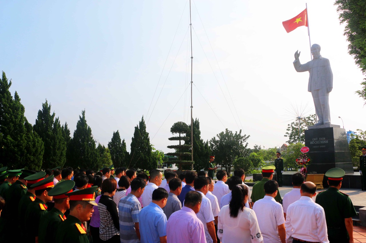 Lãnh đạo huyện Cô Tô và các đoàn thể huyện báo công trước tượng đài Bác Hồ.
