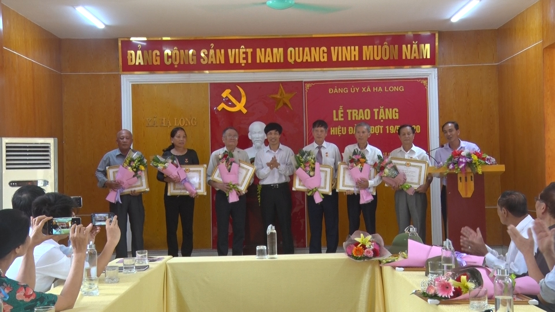 Huyện Vân Đồn trao 40 Huy hiệu Đảng từ 30 năm đến 60 năm cho các đảng viên trong dịp sinh nhật Bác