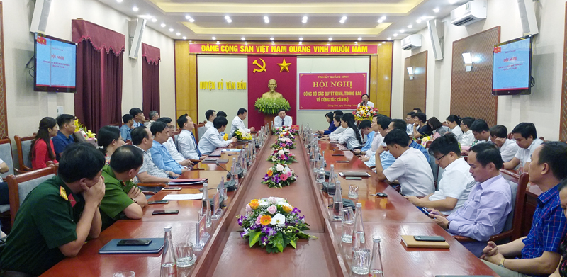 Tỉnh uỷ tổ chức công bố các quyết định về công tác cán bộ của huyện Vân Đồn ngày 15/5/2020.
