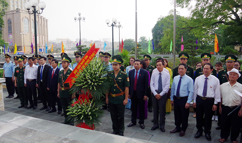 Đoàn đại biểu dâng hoa kỷ niệm sinh nhật Bác Hồ.