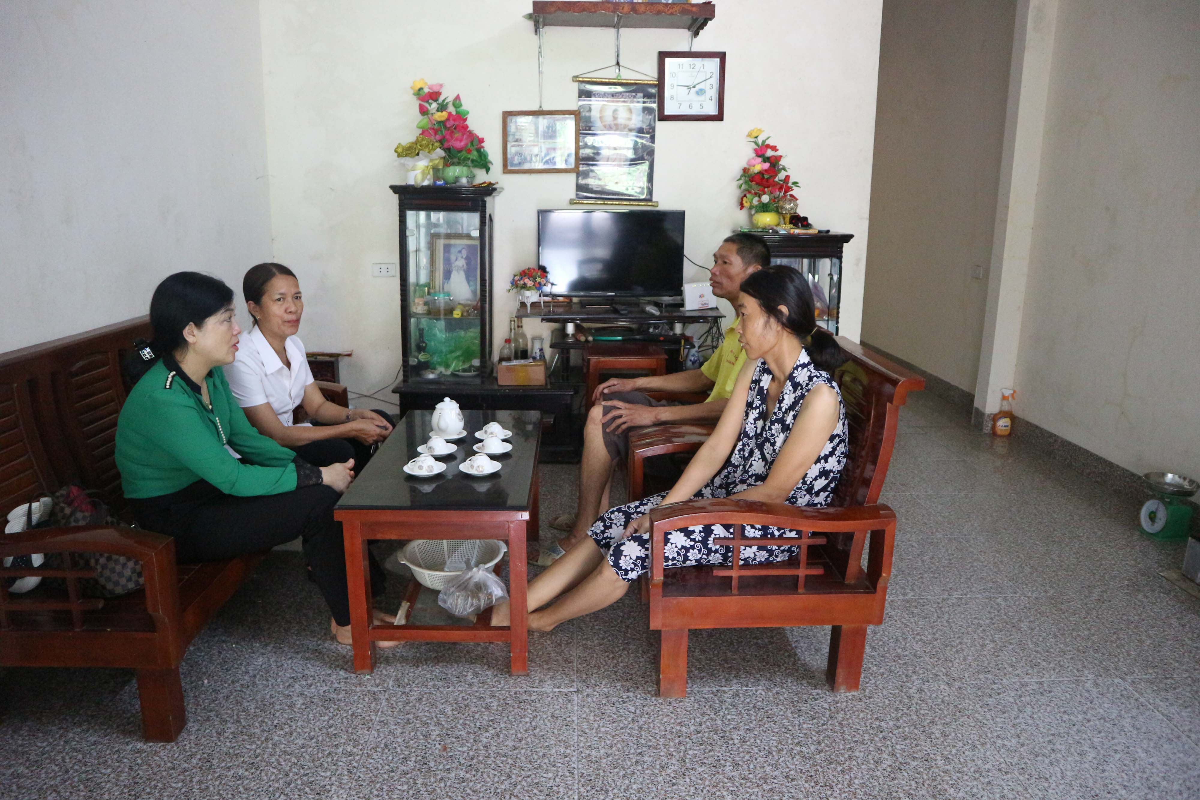 Gia đình chị Bùi Thị Kiên phấn khởi vì được sinh sống trong ngôi nhà mới 