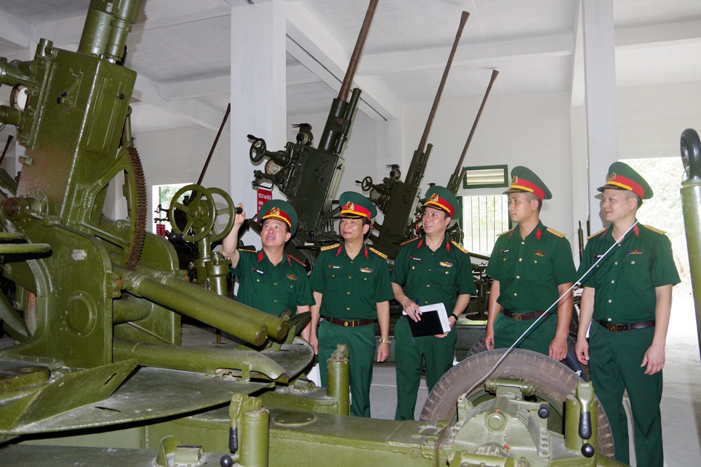 Đoàn công tác Cục Kỹ thuật Quân khu 3 kiểm tra công tác kỹ thuật tại Kho 29. Ảnh: Phạm Hà (Bộ CHQS tỉnh).
