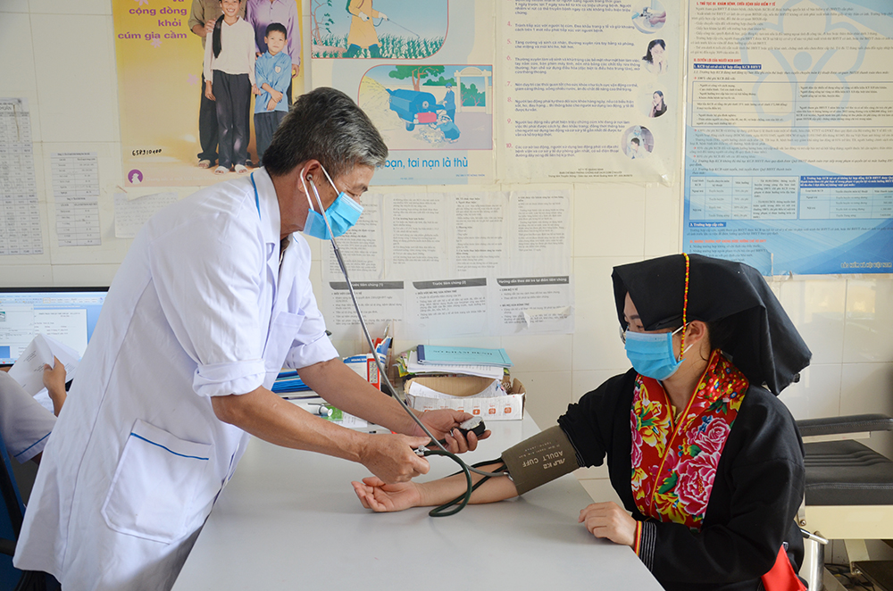 Bác sĩ Trạm Y tế xã Đồn Đạc, huyện Ba Chẽ khám bệnh cho chị Bàn Thị Tâm, dân tộc Dao, thôn Tân Tiến, xã Đồn Đạc.