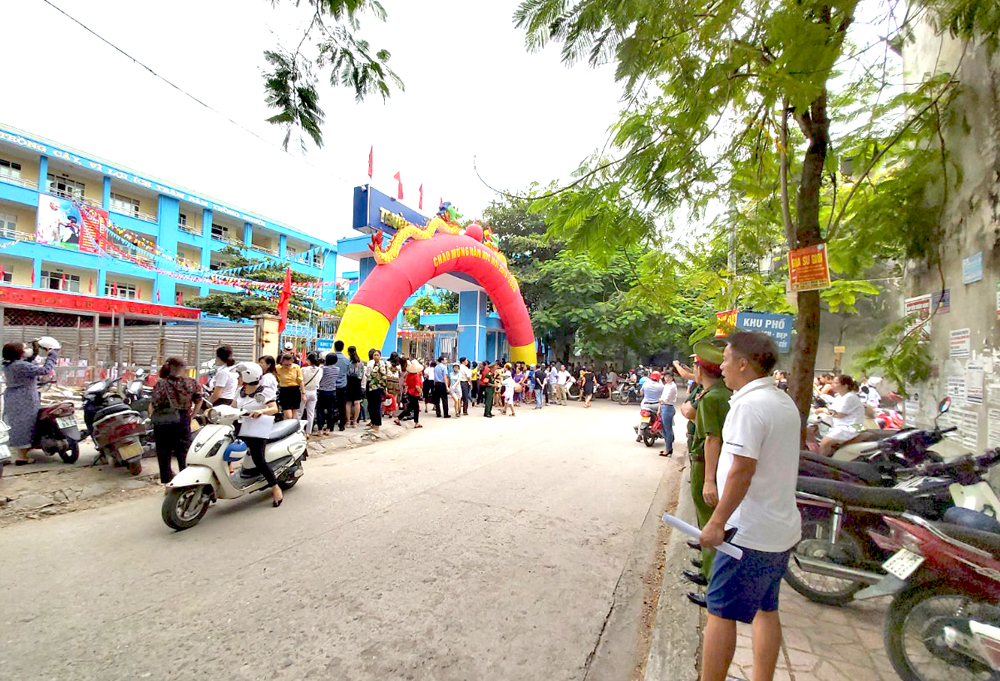 Các lực lượng chức năng, đoàn thể của phường Hồng Hải (Hạ Long) phối hợp cùng Trưởng Tiểu học Quang Trung bảo đảm ATGT tại cổng trường trong lễ khai giảng năm học 2019- 2020.