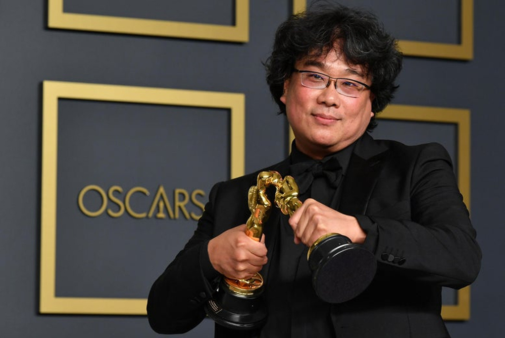 Đạo diễn Bong Joon Ho tại Oscar 2020, thắng giải 