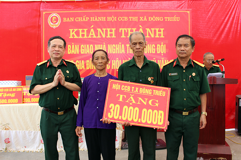 Lãnh đạo Hội CCB thị xã Đông Triều trao tiền hỗ trợ sửa nhà cho gia đình CCB Vũ Văn Đang (ở thôn Sơn Lộc, xã An Sinh