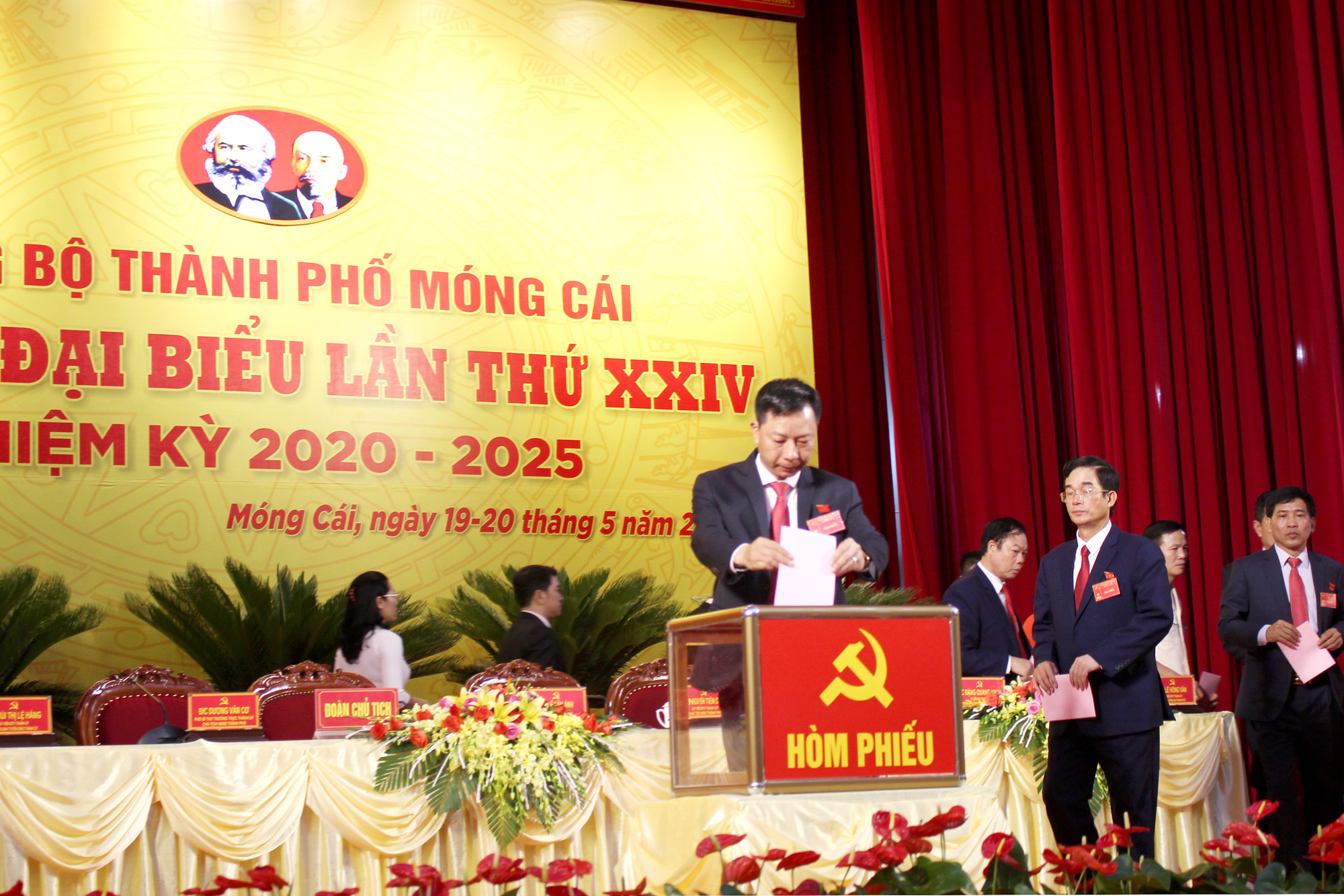 Các đại biểu bỏ phiếu Ban Chấp hành Đảng bộ TP Móng Cái khóa XXIV, nhiệm kỷ 2020-2025.