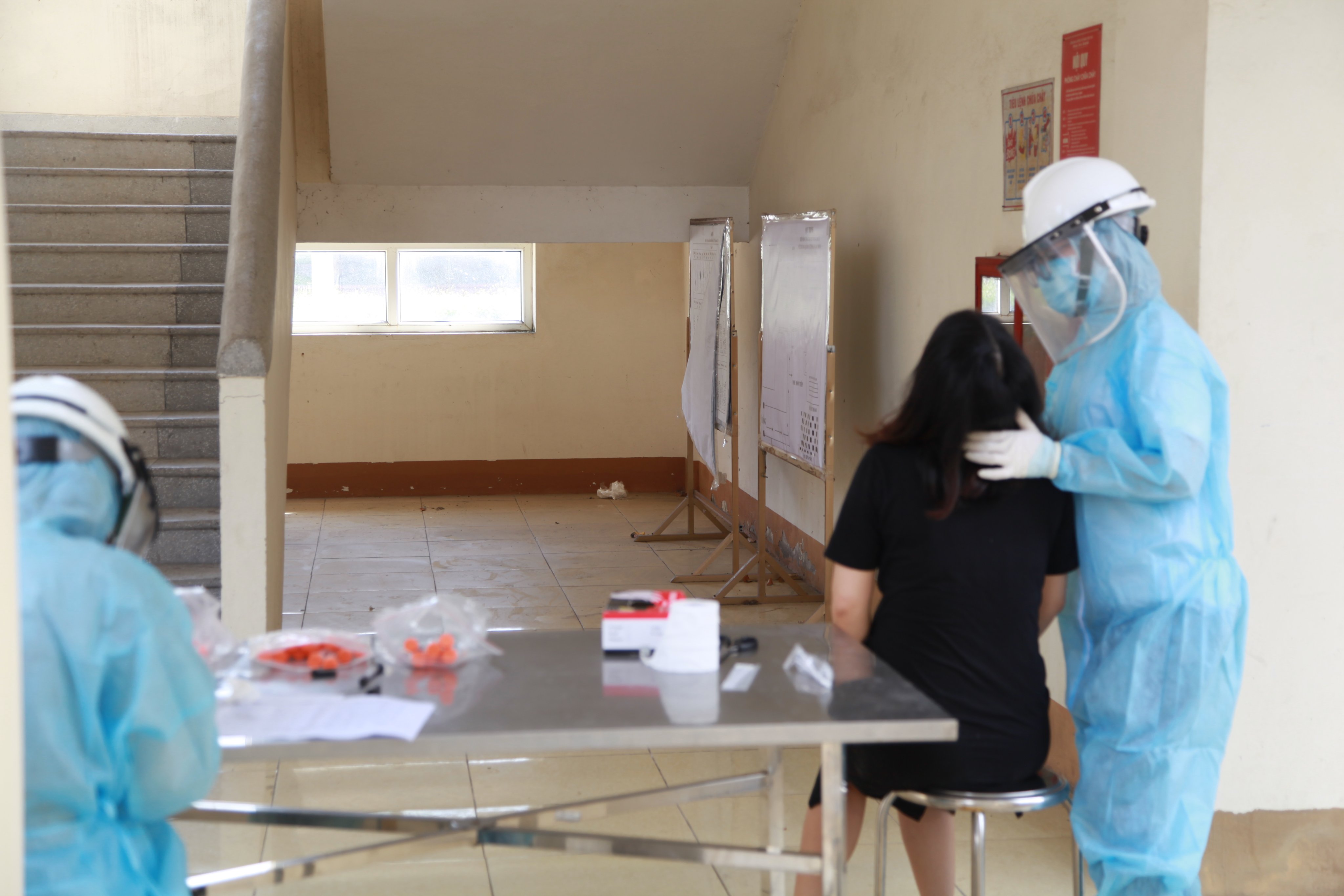 Trung tâm Y tế TP Uông Bí phối hợp với Quân y Bộ CHQS tỉnh tổ chức lấy mẫu xét nghiệm Covid-19 lần thứ 2 cho 30 công dân Việt Nam về Hàn Quốc.