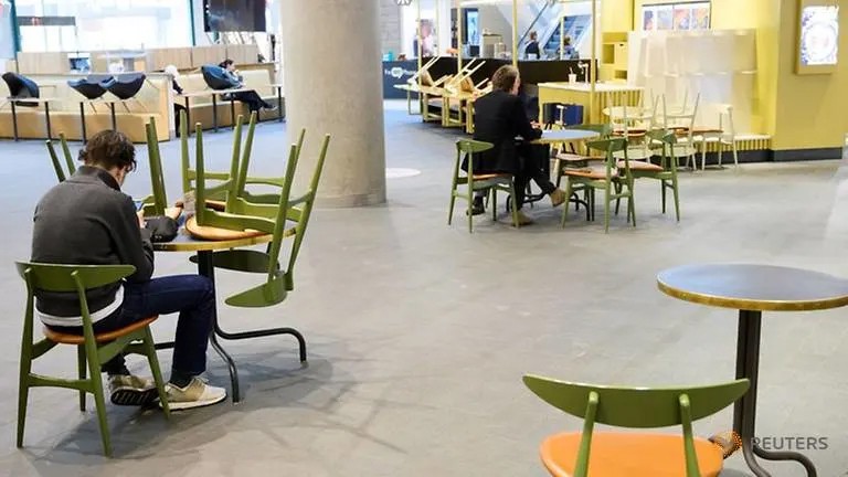Người dân Thụy Điển thực hiện giãn cách xã hội tại trung tâm mua sắm Gallerian ở thủ đô Stockholm ngày 12/5/2020. Ảnh: Reuters