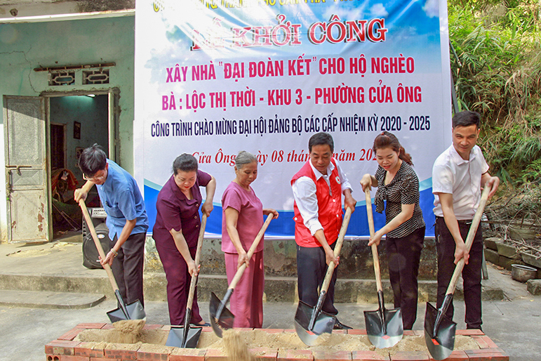 Hội Chữ thập đỏ tỉnh, MTTQ TP Cẩm Phả tổ chức khởi công nhà “Đại đoàn kết” cho hộ nghèo tại phường Cửa Ông, tháng 5/2020. Ảnh: Thùy Dung (Trung tâm TT-VH Cẩm Phả)