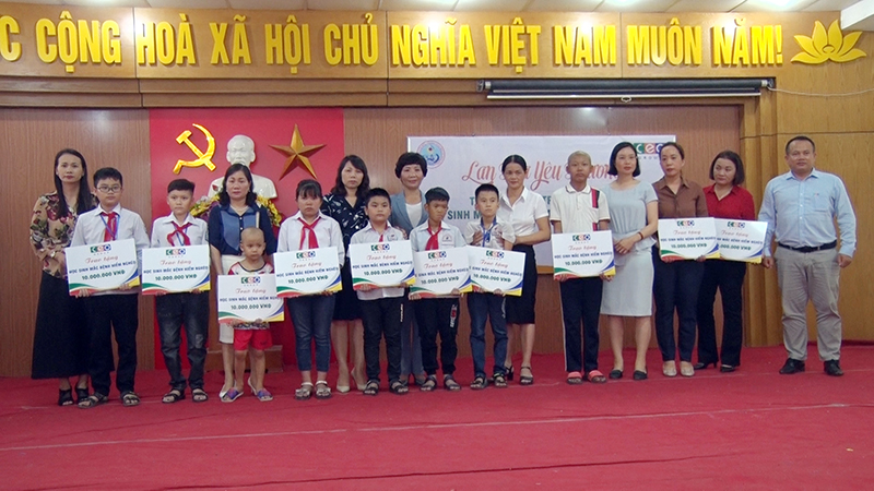 Tập đoàn CEO Vân Đồn trao 100 triệu đồng cho 10 học sinh mắc bệnh hiểm nghèo huyện Vân Đồn