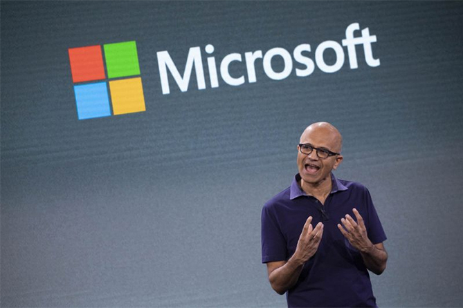 CEO Satya Nadella của Microsoft nói chuyện về AI trong một sự kiện của công ty cuối năm ngoái. Ảnh: AP.