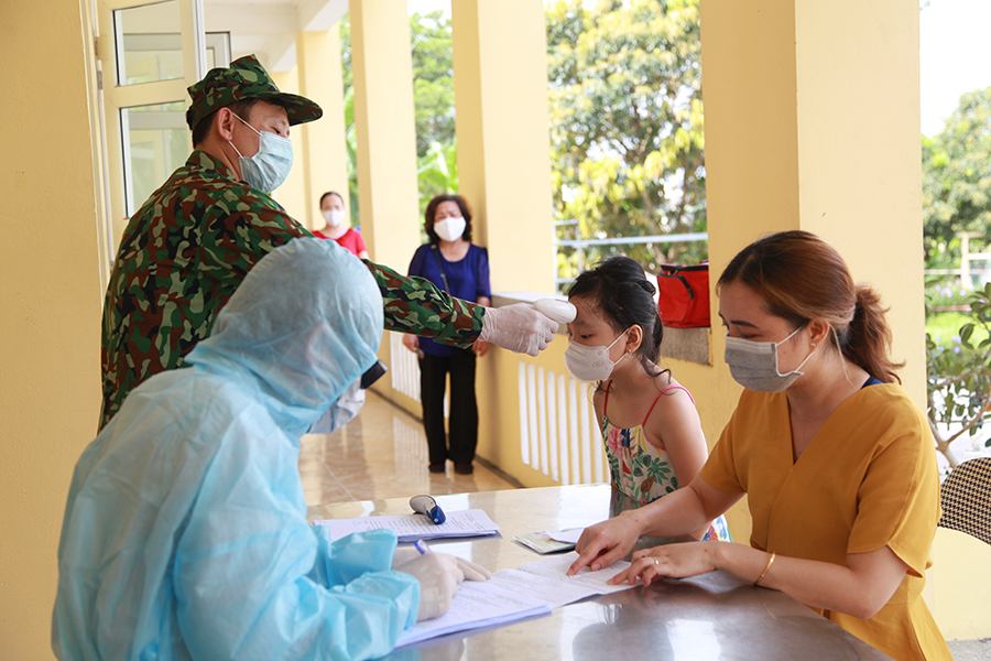 Các công dân được quân y Bộ CHQS tỉnh, Trung tâm Y tế TP Uông Bí kiểm tra sức khỏe trước khi trở về gia đình.