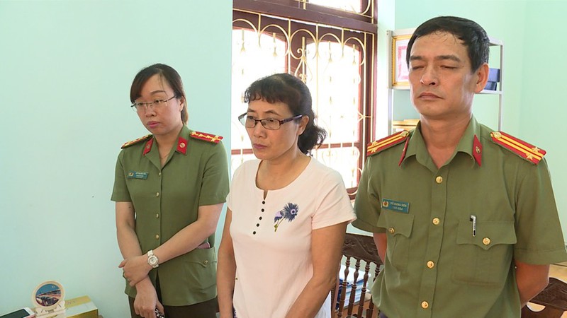 Nguyễn Thị Hồng Nga khi thực hiện nhiệm vụ đã nhận 1.040.000.000 đồng của Trần Văn Điện để nâng điểm cho 4 thí sinh.
