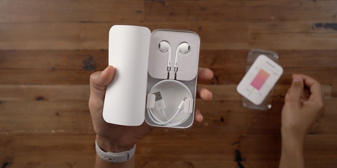iPhone 12 có thể là thế hệ iPhone đầu tiên không được bán kèm tai nghe có dây. Ảnh: 9to5mac.