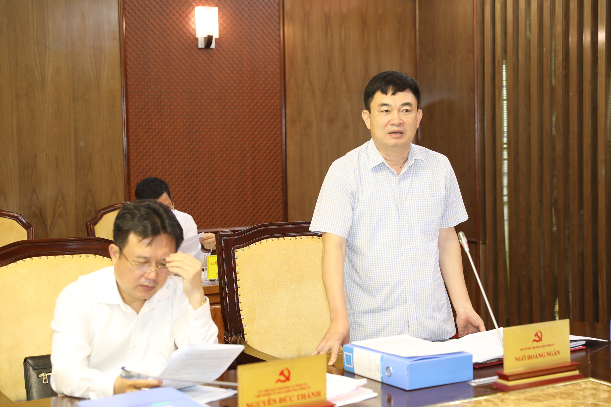 Các đồng chí trong Ban Thường vụ Tỉnh ủy tham gia ý kiến vào công tác chuẩn bị Đại hội Đảng bộ Than Quảng Ninh.
