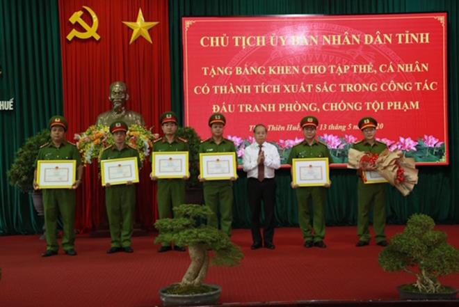 Ông Phan Ngọc Thọ - Chủ tịch UBND tỉnh Thừa Thiên - Huế tặng bằng khen cho tập thể, cá nhân trong ban chuyên án. 