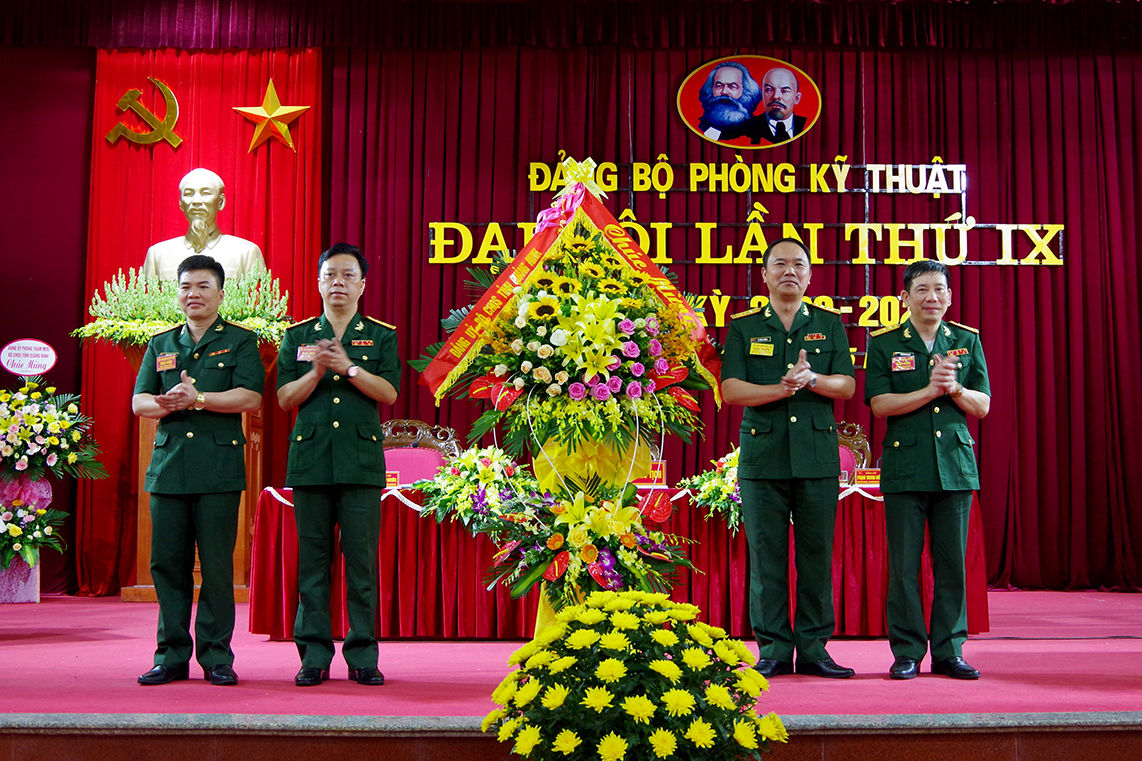 Thượng tá Lê Hồng Thắng, Ủy viên thường vụ Đảng ủy, Phó Chính ủy Bộ CHQS tỉnh tặng hoa chúc mừng Đại hội.